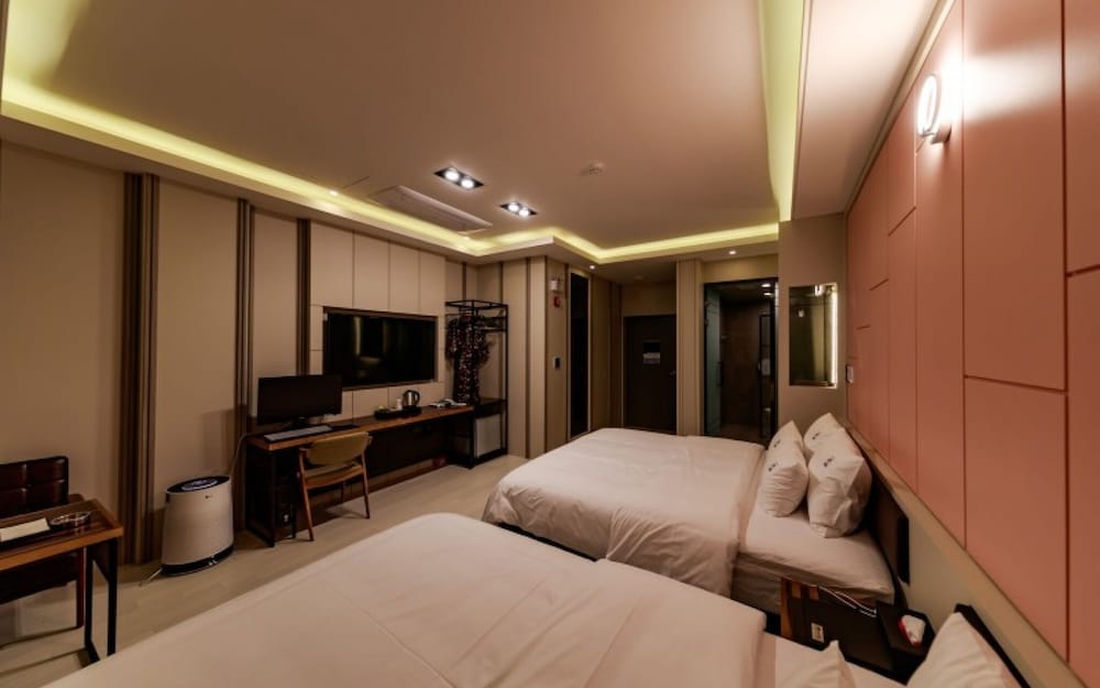 Room (BUSINESS 221)