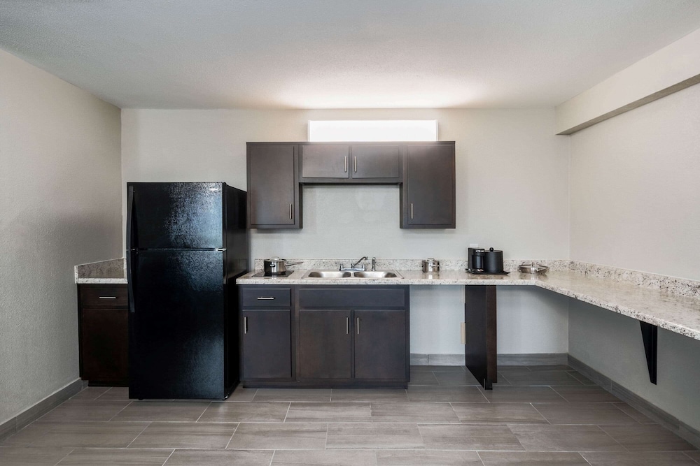 Suite, 1 Bedroom, Non Smoking (Efficiency) - Photo 2
