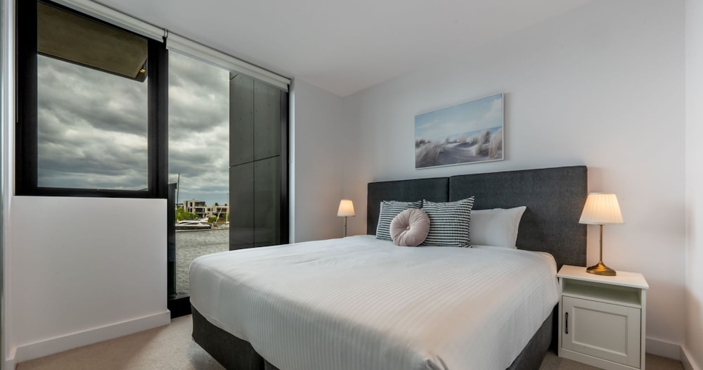 1 Bedroom Apartment Absolute Waterfront - Photo 2