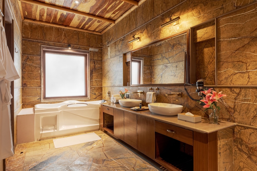 Legacy Suite with Hot Tub - Photo 3