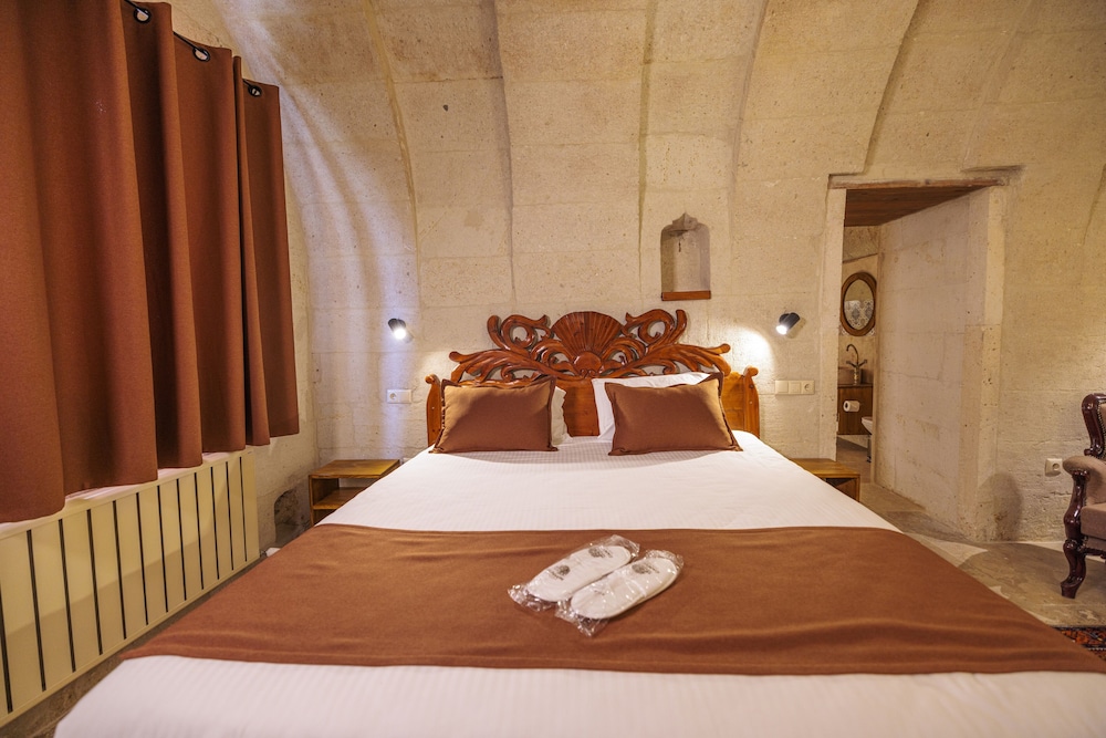 Queen Cave Room