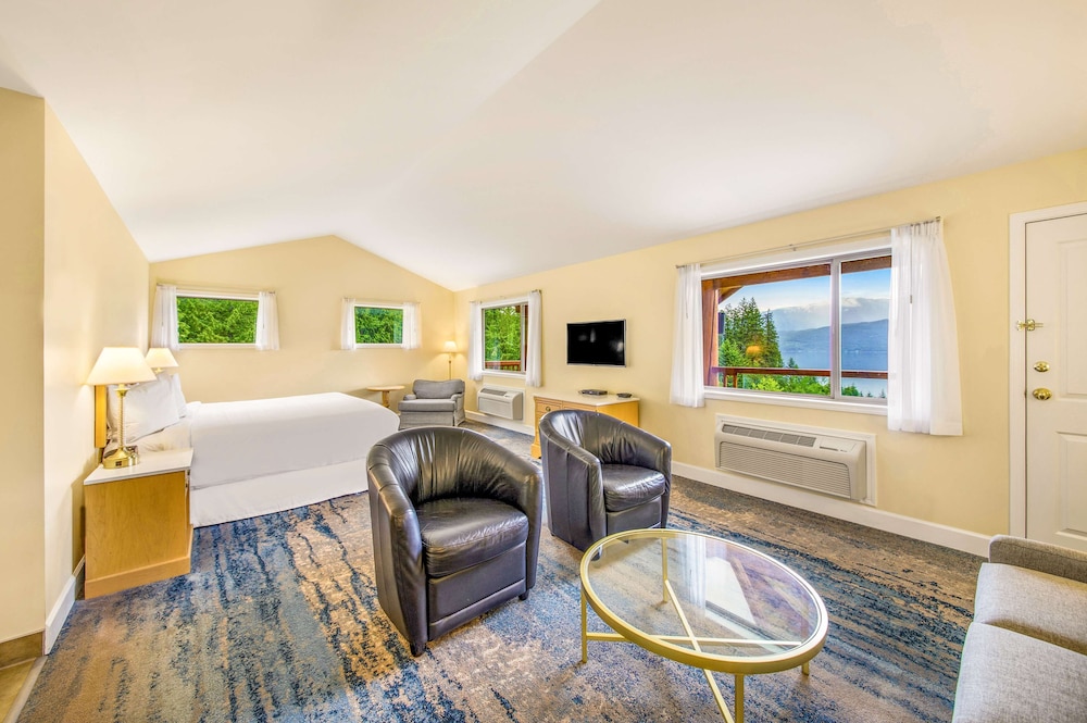 Suite, 1 King Bed, Balcony, Lake View photo 1