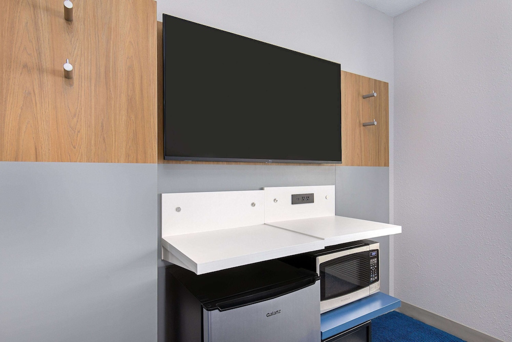 Standard Room, 1 Queen Bed, Accessible - Photo 4