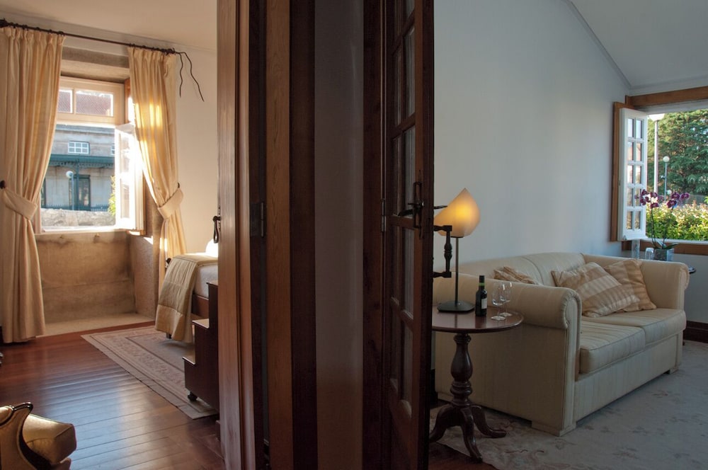 Suite, 2 Twin Beds - Photo 8