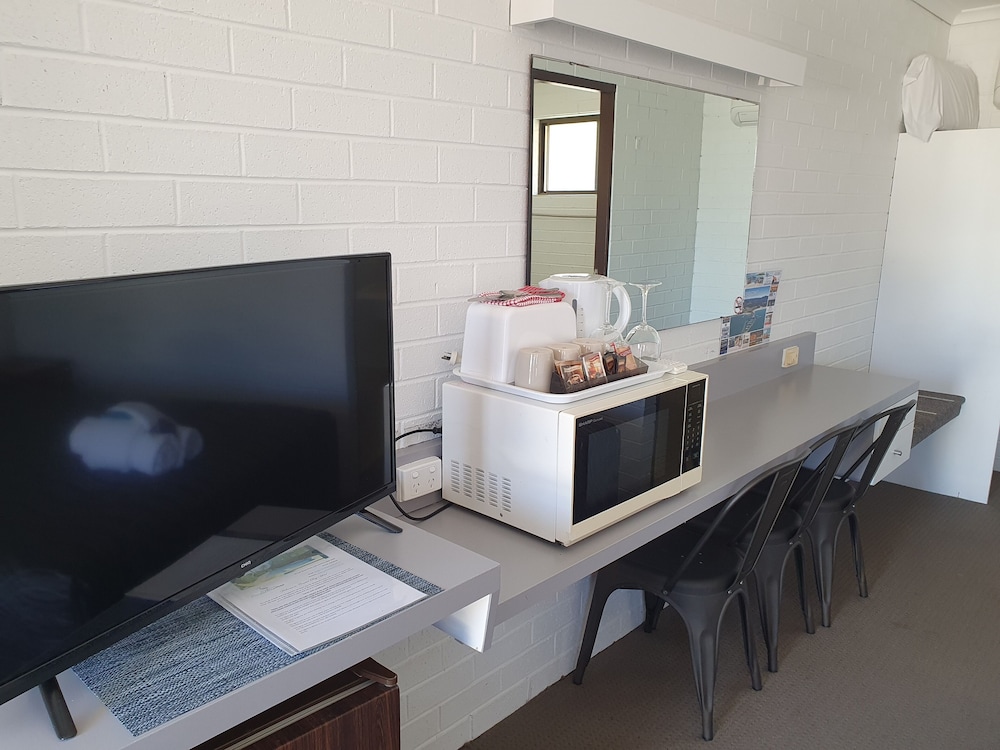 Economy family room- Located 1st Floor (No Elevator) photo 3