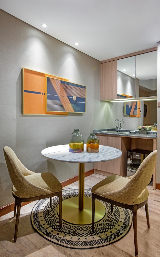 Suite - Photo 3
