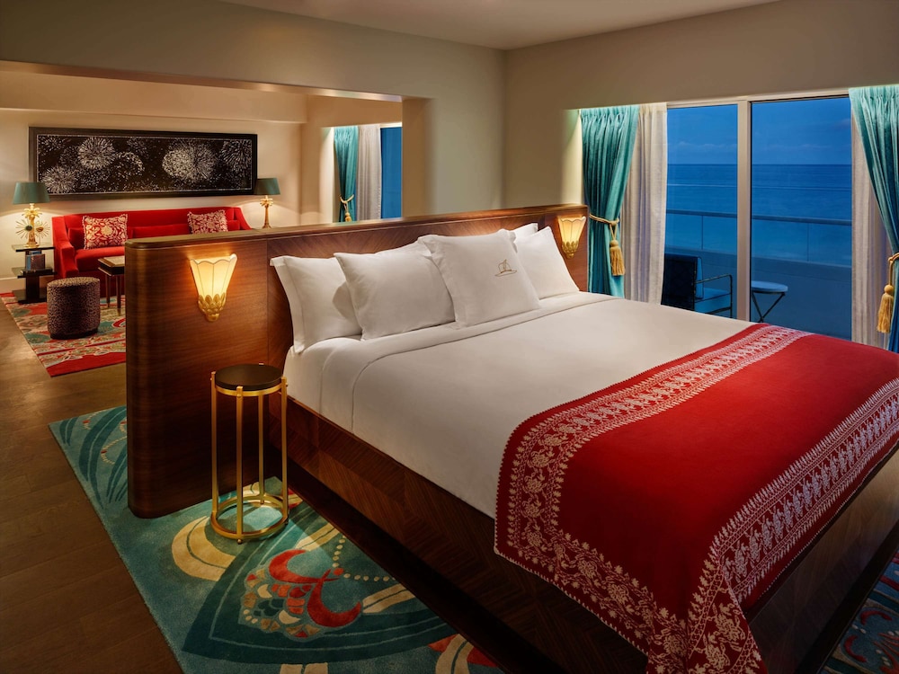 Premier Oceanfront View Corner Junior Suite (Accessible)
