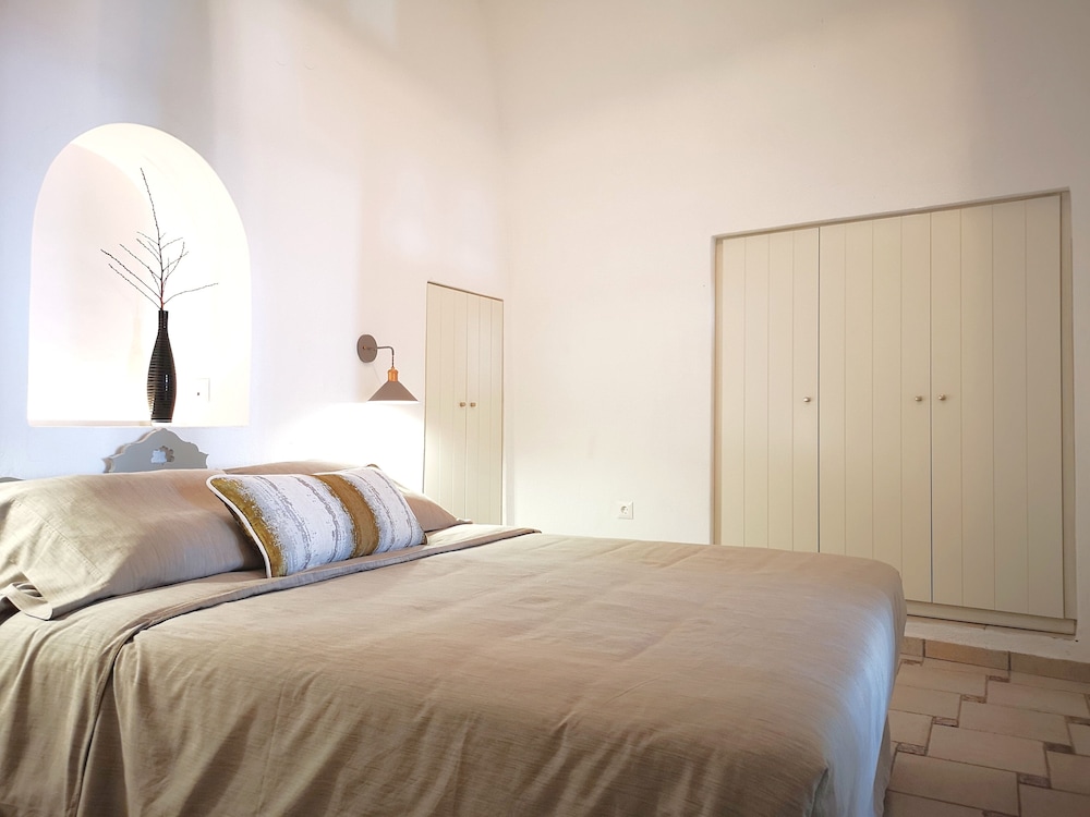 Master Cave Villa with Outdoor Jacuzzi