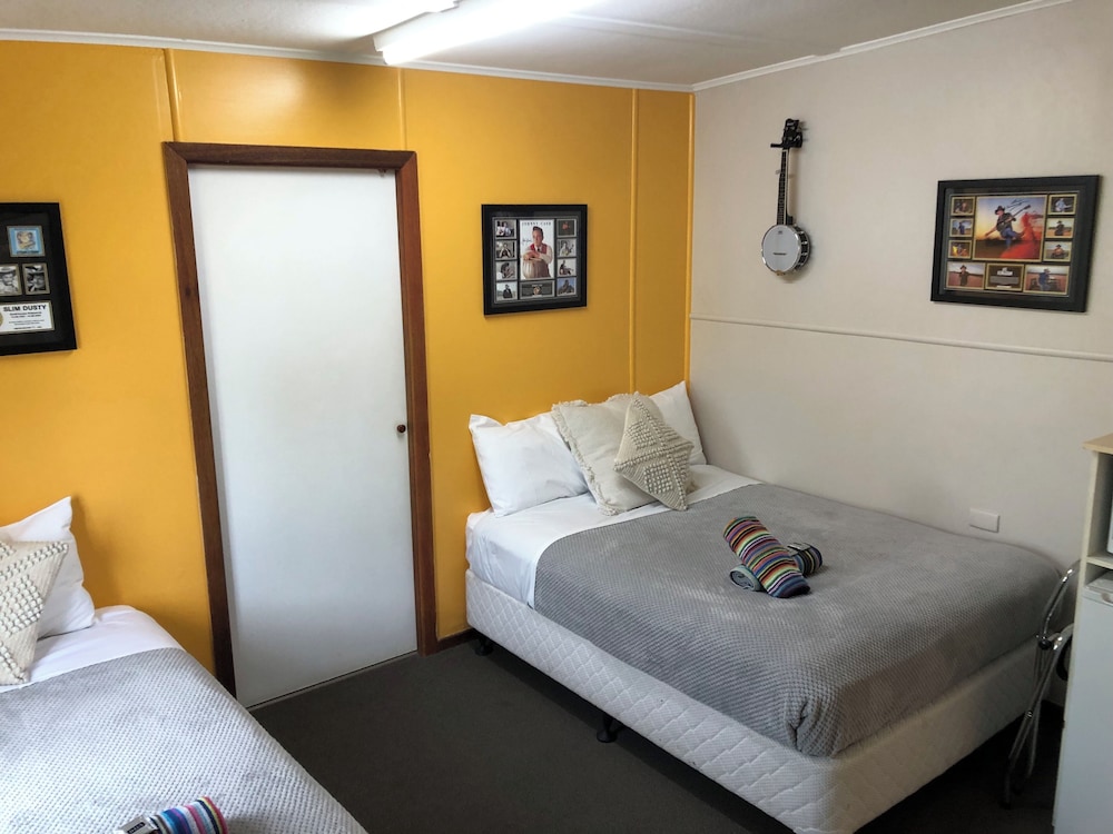 Twin Share Room (1 double 1 single) photo 3