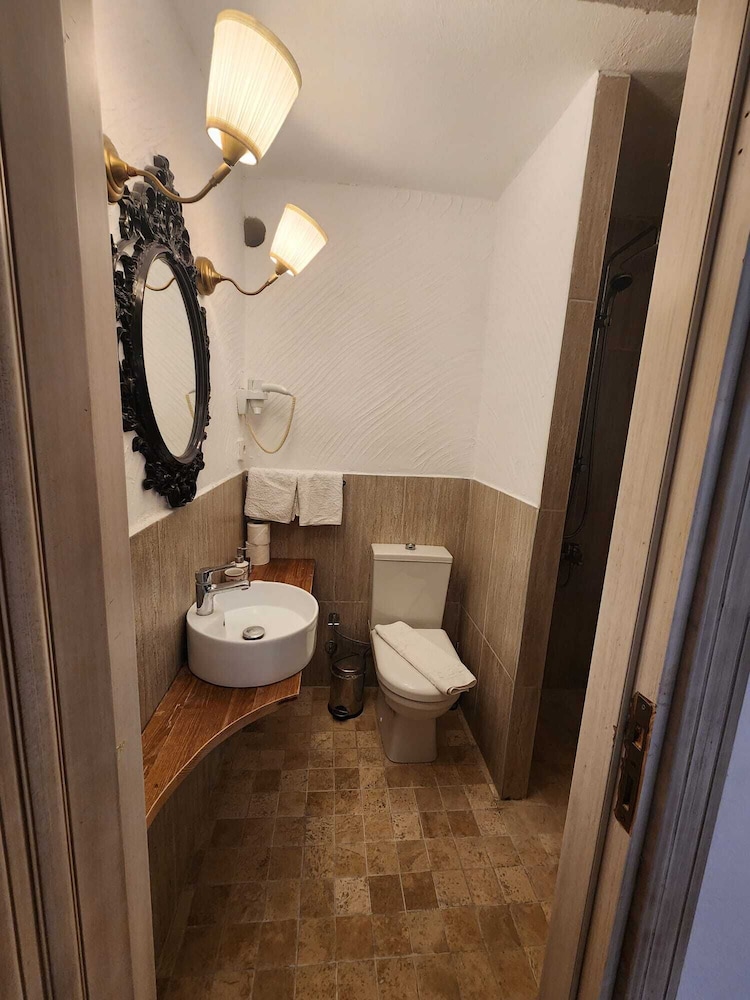 Economy Triple Room photo 2