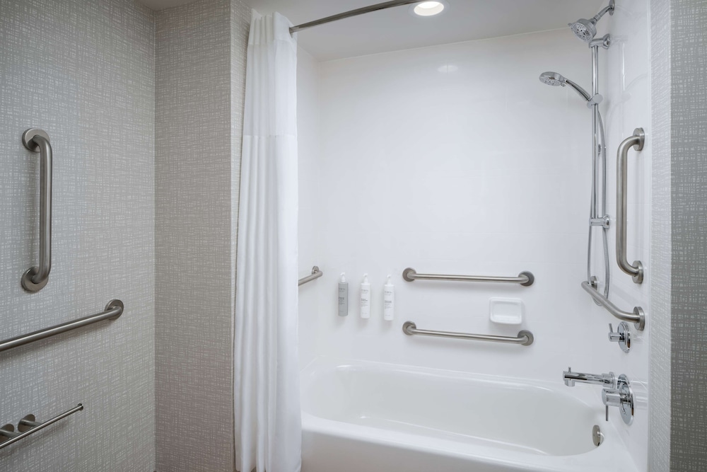 Room, 2 Queen Beds, Accessible, Bathtub - Photo 5