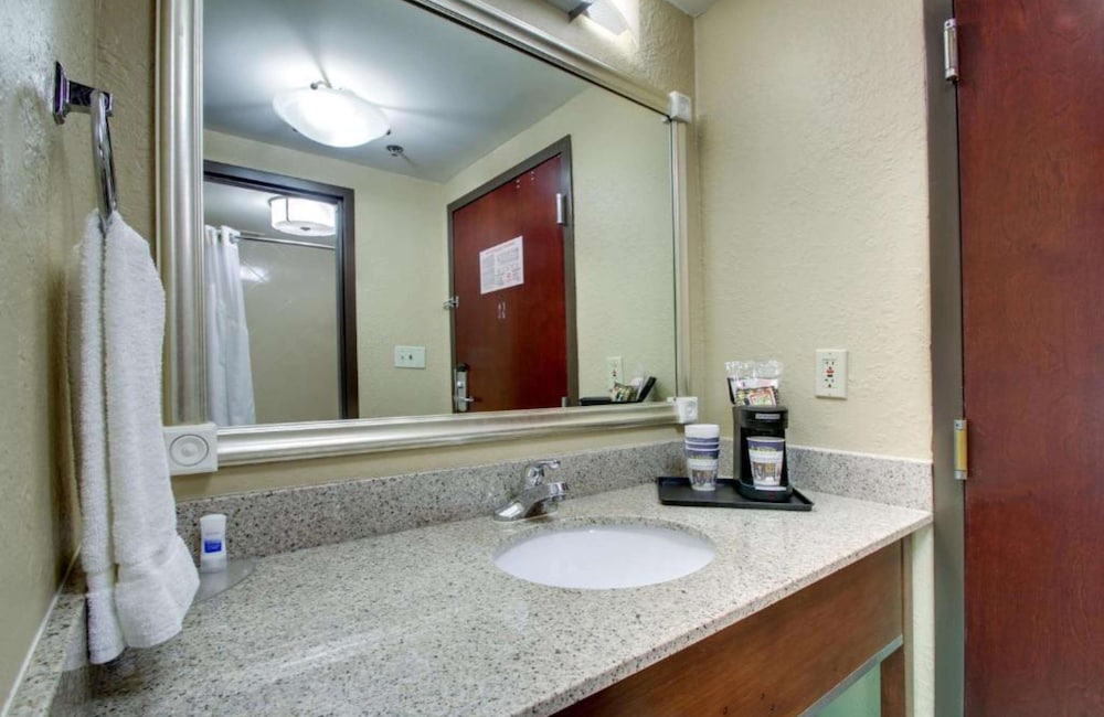 Standard Room, 2 Queen Beds, Non Smoking, Microwave - Photo 6