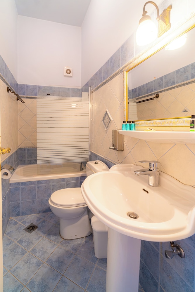 Classic Triple Room, Balcony, Partial Sea View photo 3