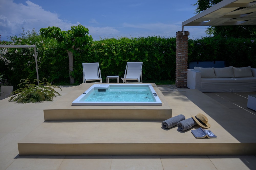 Villa (Outdoor Jacuzzi) photo 2