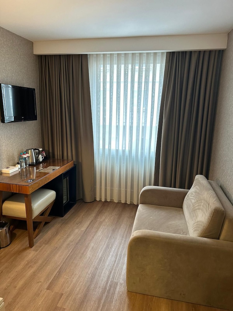 Family Room, 1 King Bed with Sofa bed, Non Smoking photo 3
