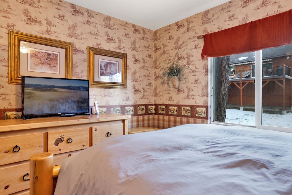 Cabin, Multiple Beds, Hot Tub, Mountain View (2421) photo 3