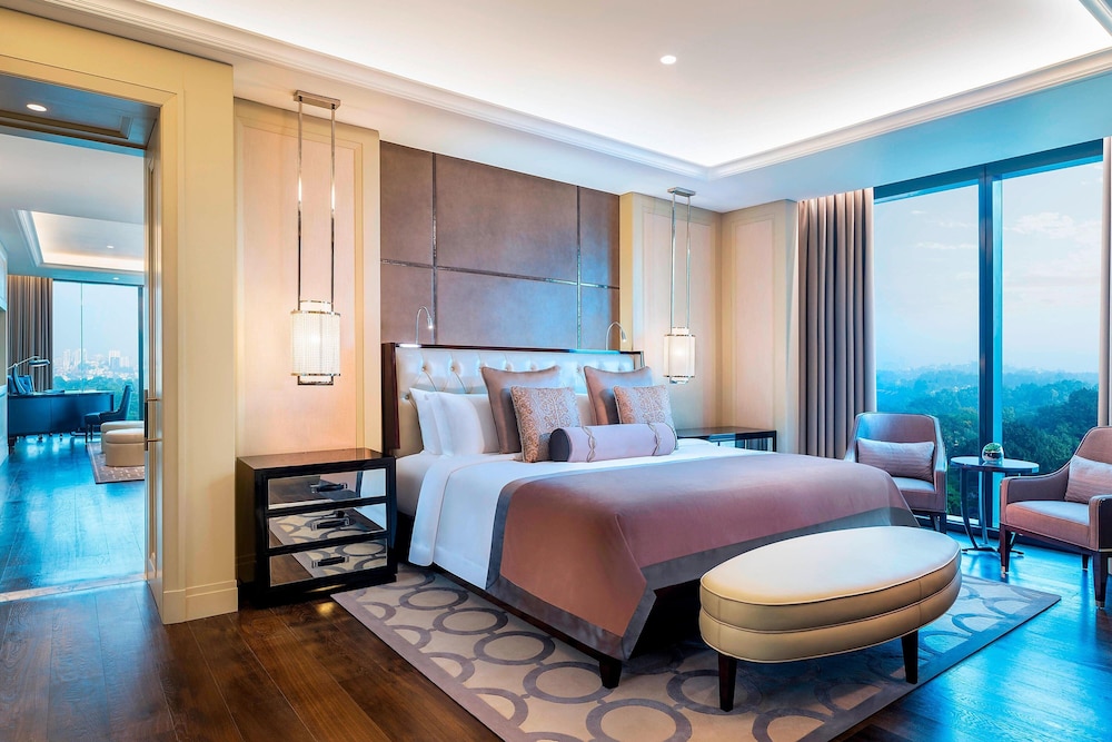 Suite with One King Bed (Non Smoking)