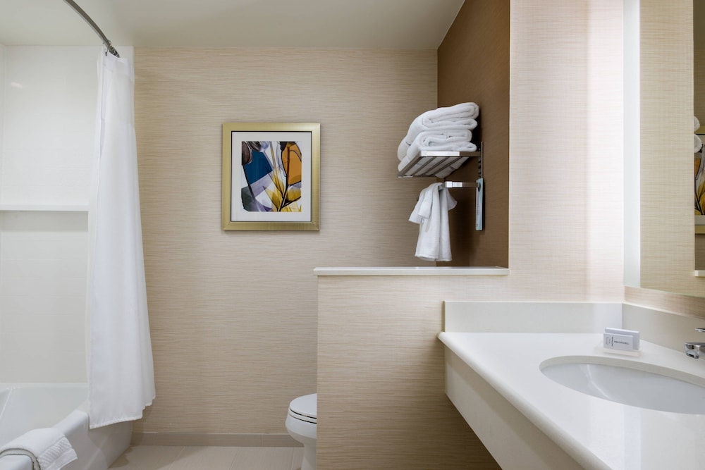 Room, 2 Queen Beds (Mobility/Hearing Accessible, Tub) photo 3