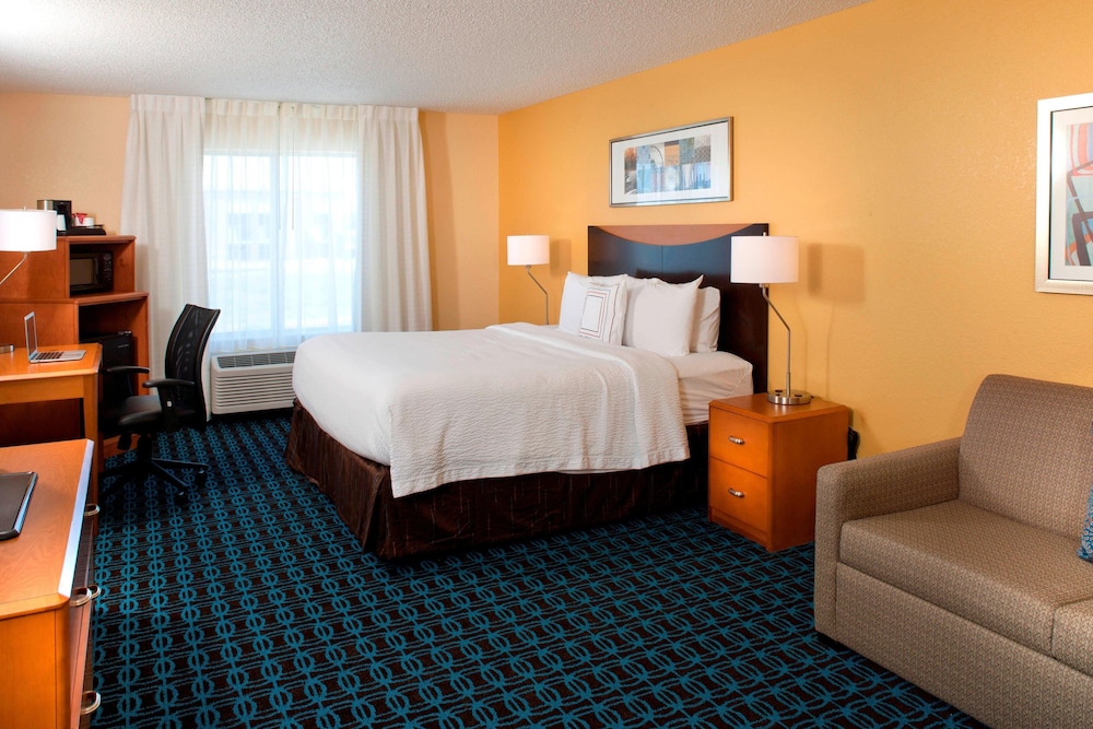 Suite, 1 King Bed with Sofa bed photo 1