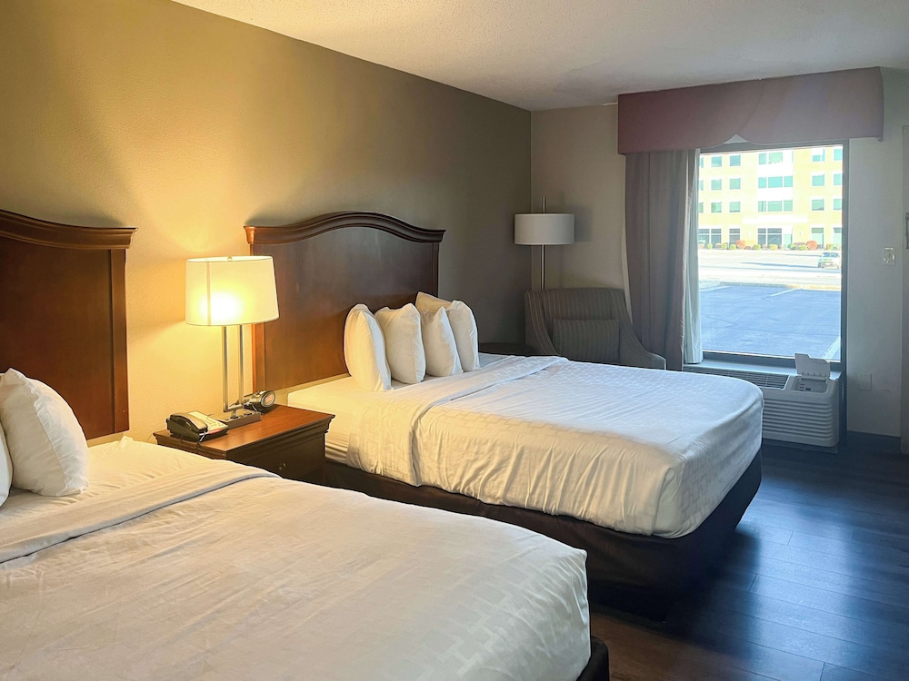 Deluxe Room, 2 Queen Beds, Smoking, Refrigerator & Microwave photo 3