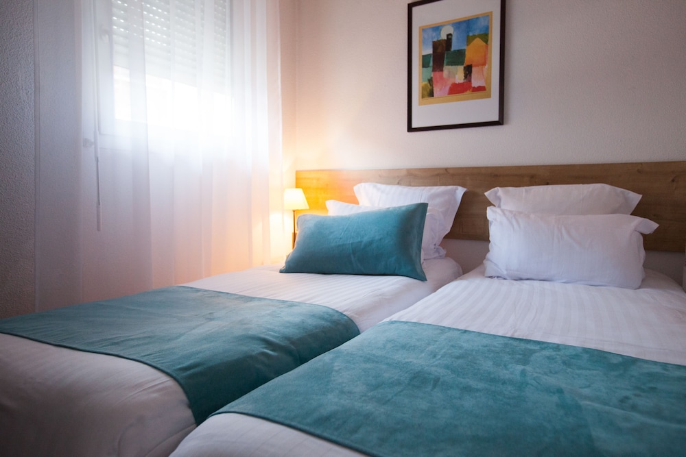 One Bedroom Apartement with 1 Sofa Bed and 2 Twin Beds - Photo 1