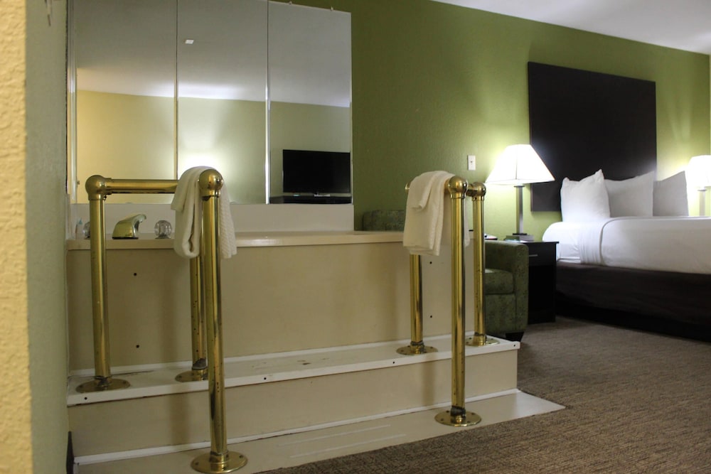 Standard Room, 1 Queen Bed, Non Smoking, Jetted Tub photo 3