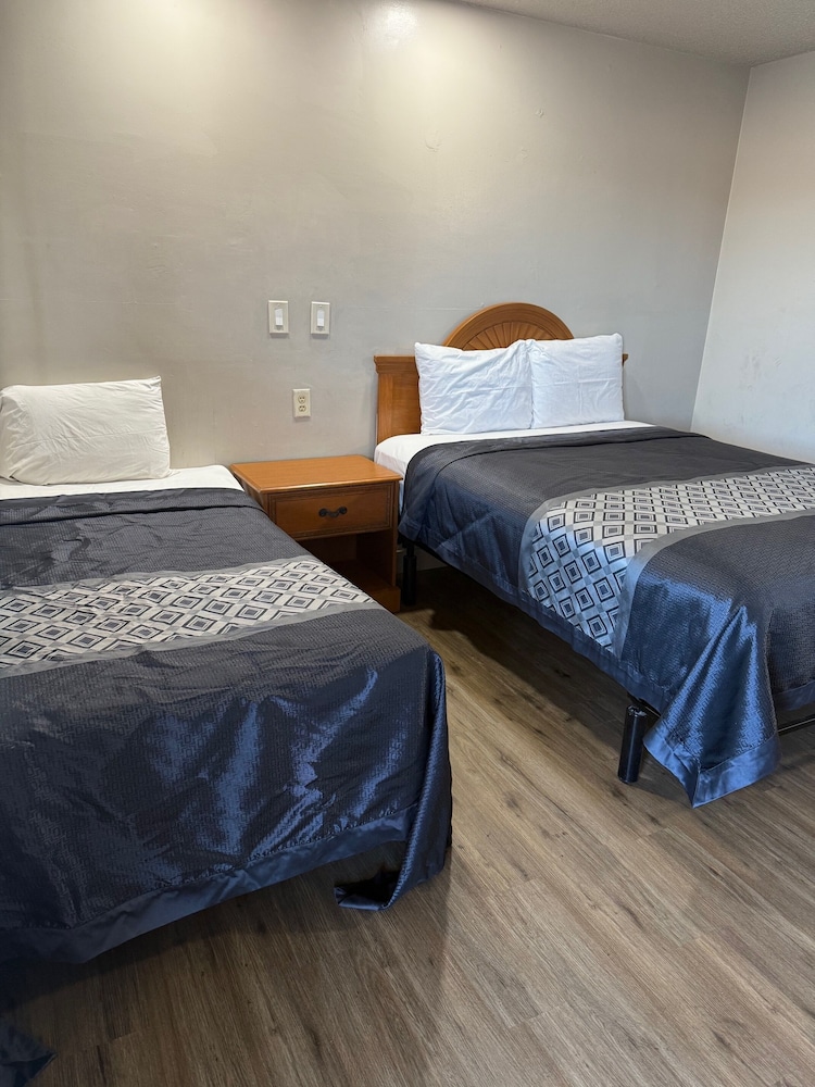 1 Queen and 1 Twin Bed photo 1