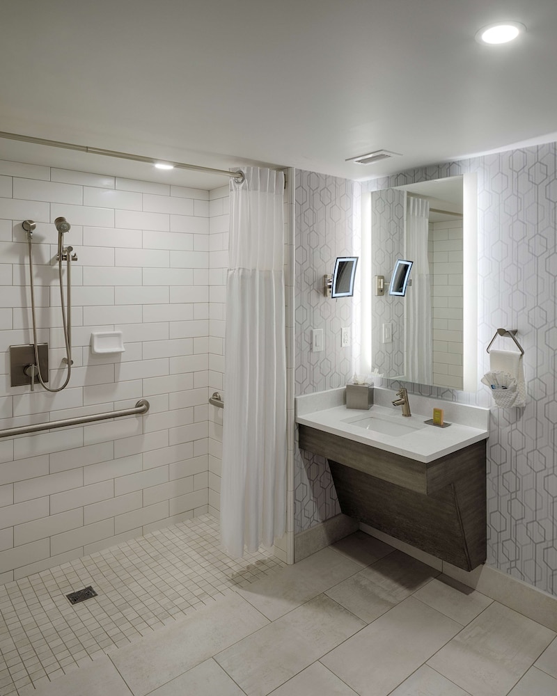 Deluxe Room, Accessible (Mobility & Hearing, Roll-in Shower) thumbnail 5