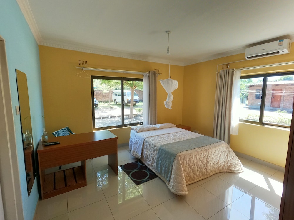 Business Room, Partial Lake View photo 3