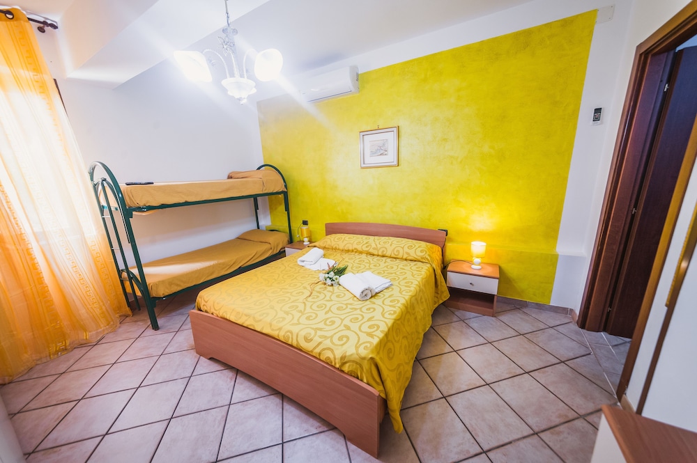 Standard Quadruple Room, Ensuite, Garden View photo 2