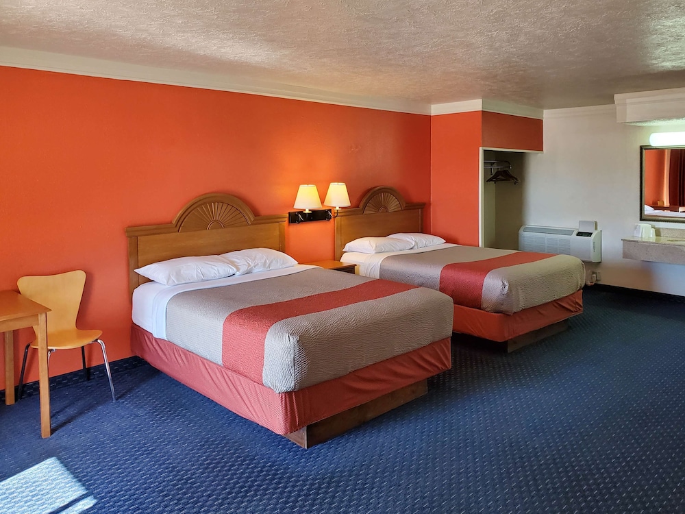 Standard Room, 2 Queen Beds, Non Smoking - Photo 4