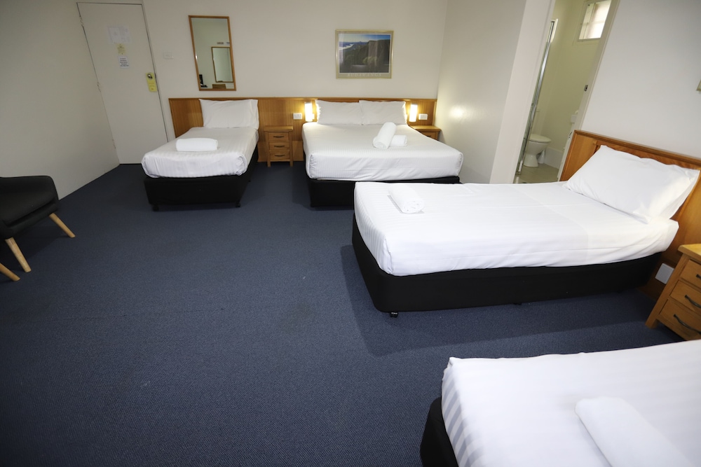 Family Quadruple Room, Multiple Beds (NOT PET FRIENDLY) photo 2