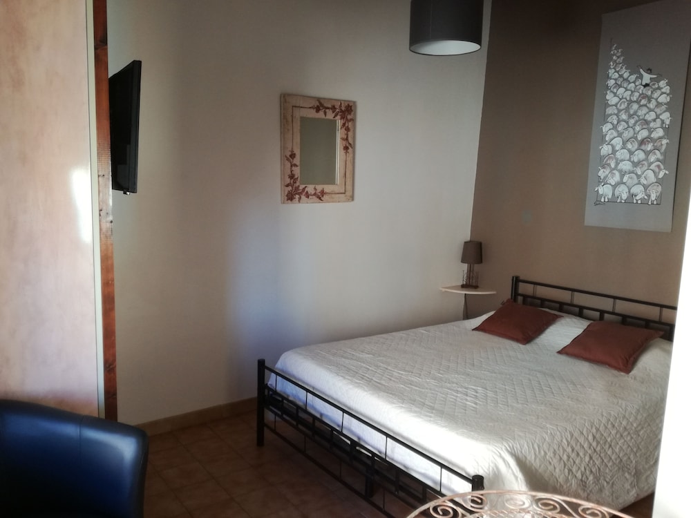 Classic Double Room, 2 Bedrooms photo 2