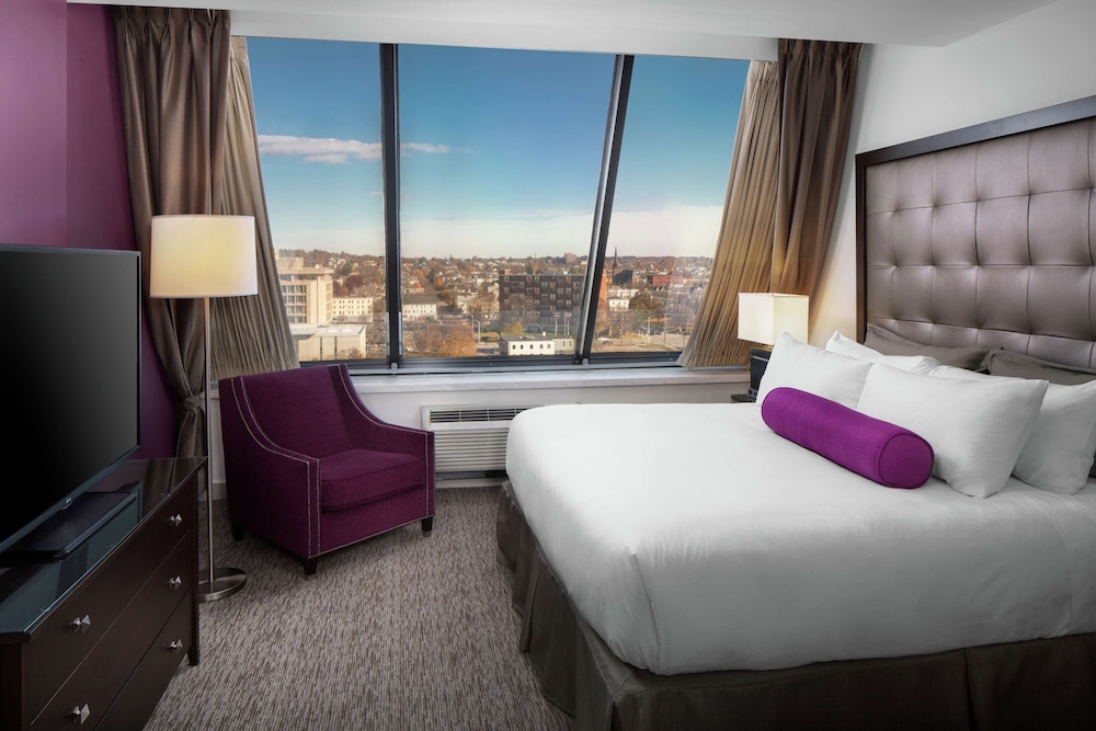 Deluxe Room, 1 King Bed photo 1