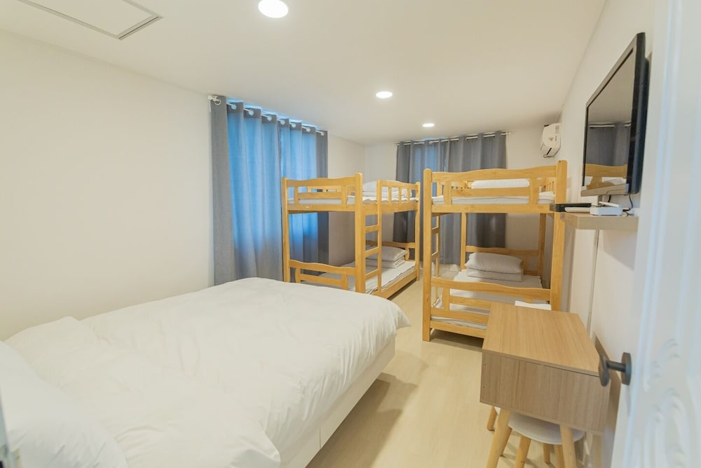 Family Room (6 - person) photo 1