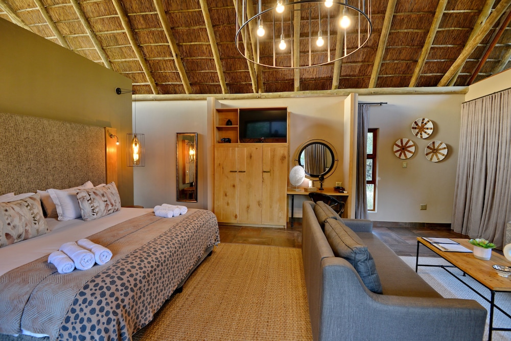 Luxury Suite, 1 King Bed, Hot Tub photo 2