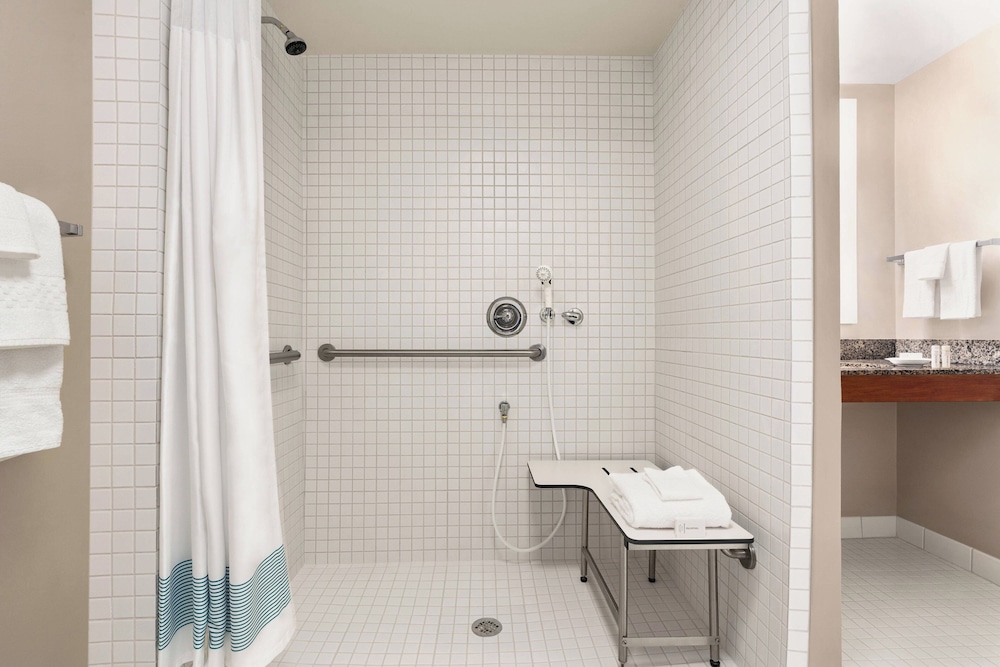 Suite, 2 Bedrooms, Corner - Photo 7