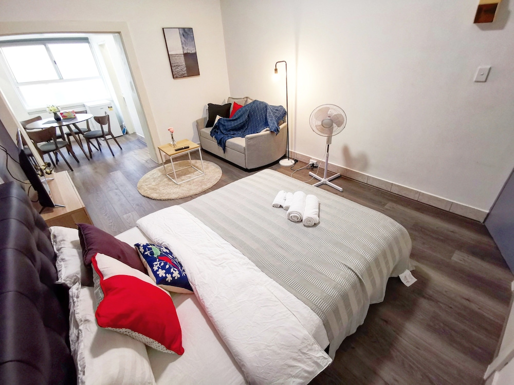 Comfort Queen Studio With Walk-in Closet photo 1