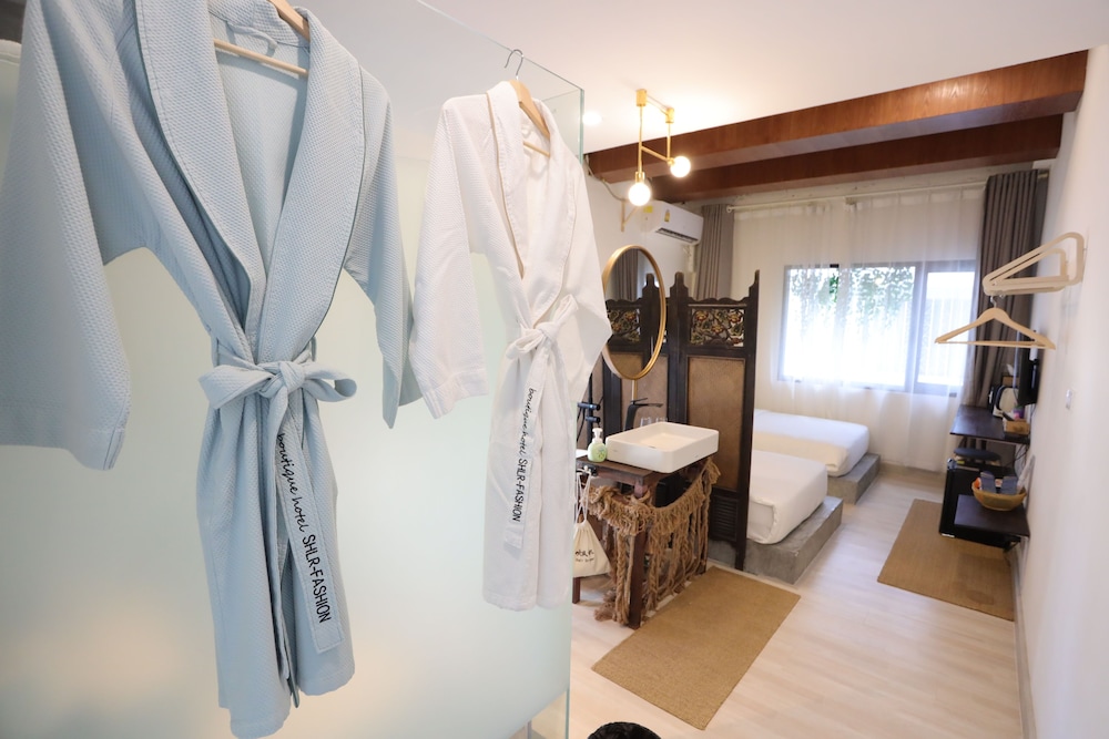 Premier Twin Room, Non Smoking photo 1
