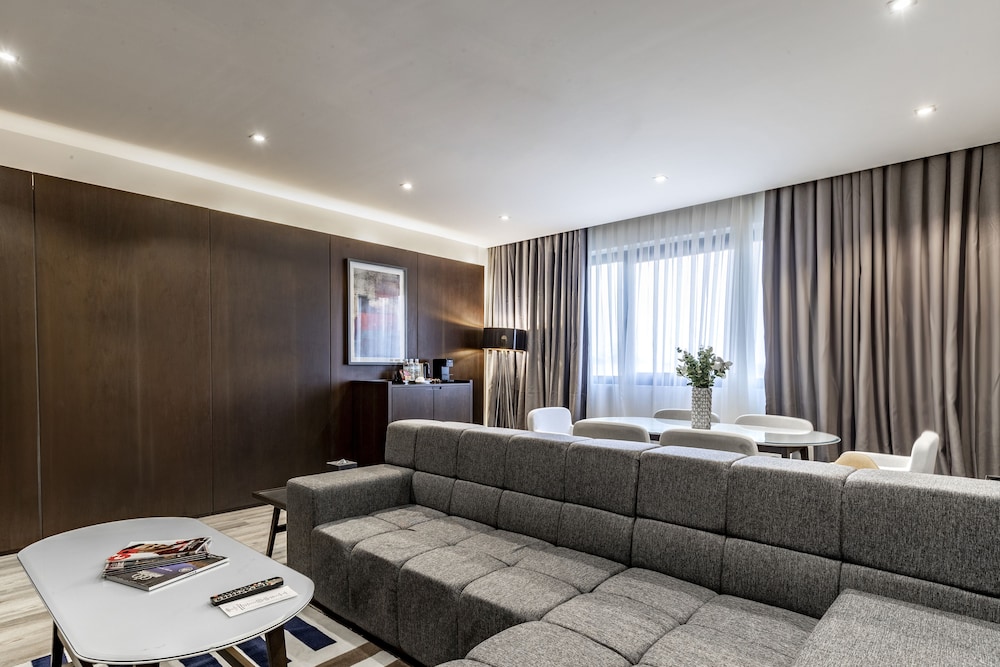 Executive Suite, 1 King Bed, Non Smoking photo 3