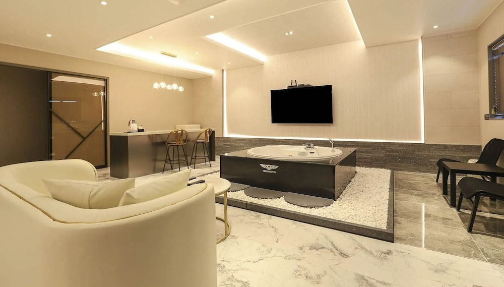 Suite King Avenue - Spa - Photo 13