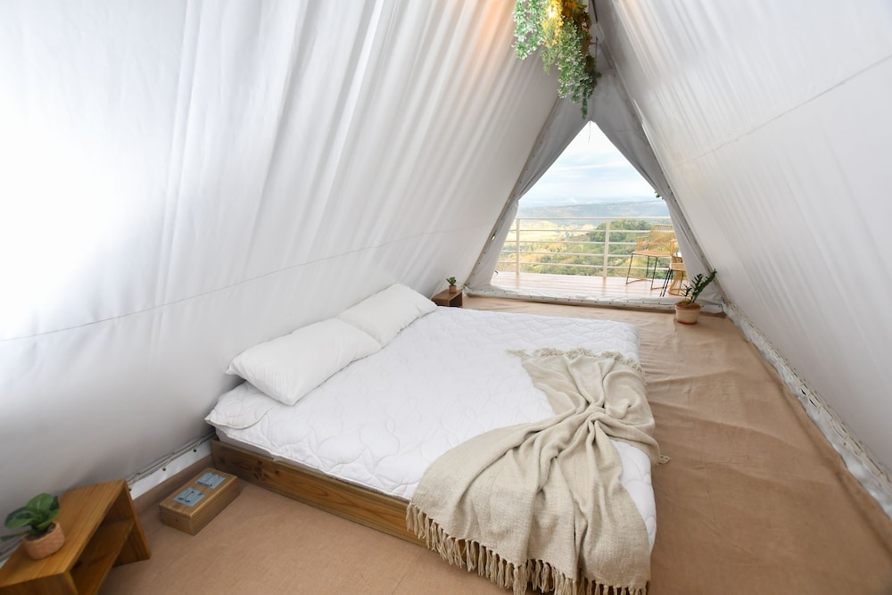 Deluxe Tent photo 2