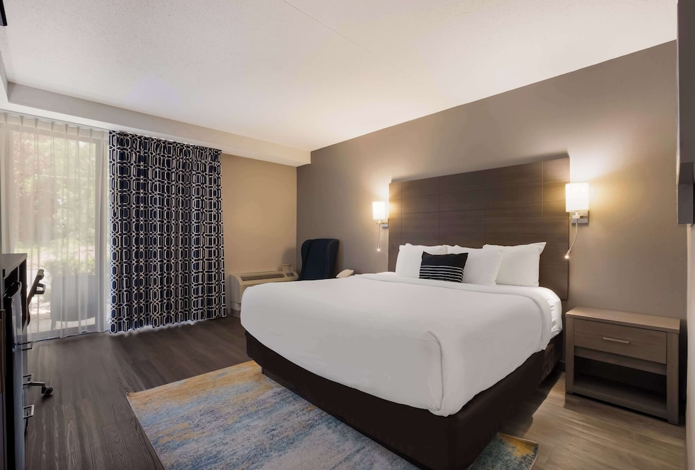 Standard Room, 1 King Bed, Patio, Pool View photo 2