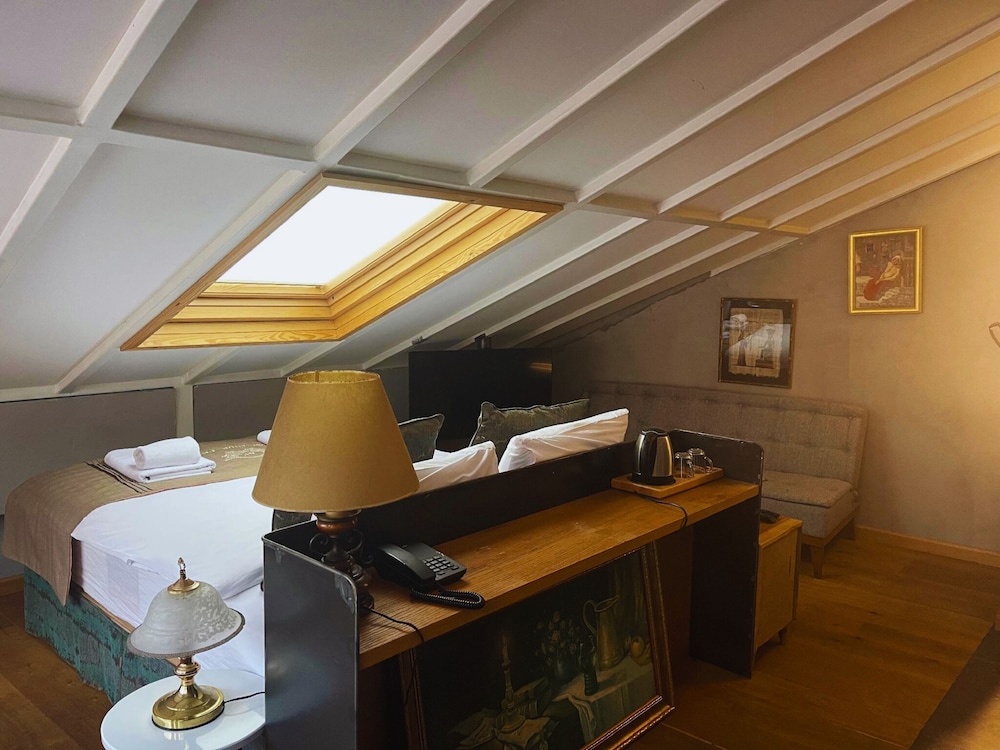 Attic Room photo 3