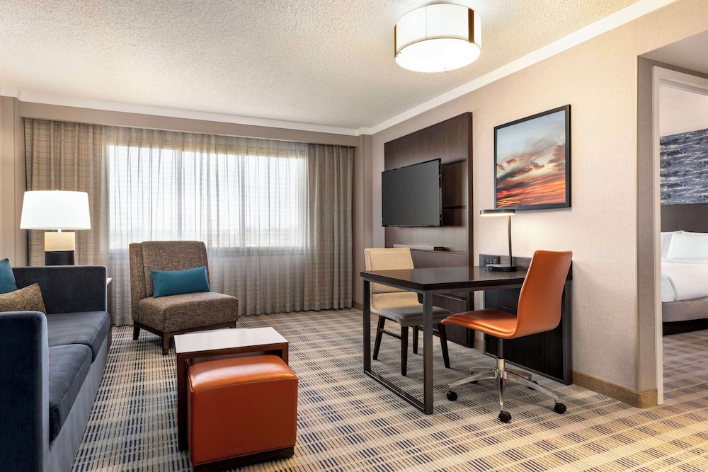 Suite, 1 King Bed, Non Smoking, Corner - Photo 1