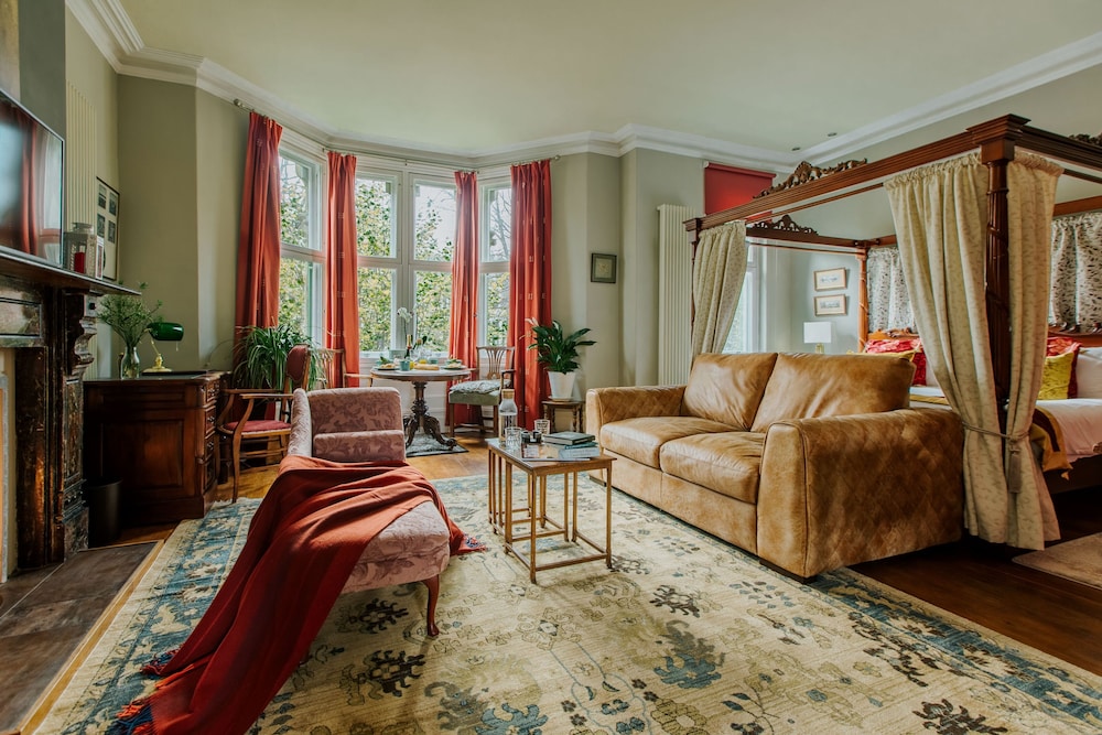 Deluxe Room, 1 King Bed, Refrigerator & Microwave, City View