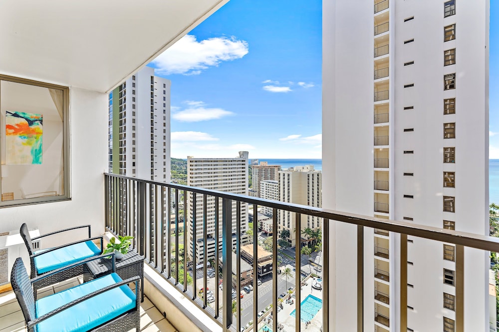 High Floor Ocean View Condo (King Bed and Parking): Suite, 1 Bedroom, Balcony, Ocean View (0025) photo