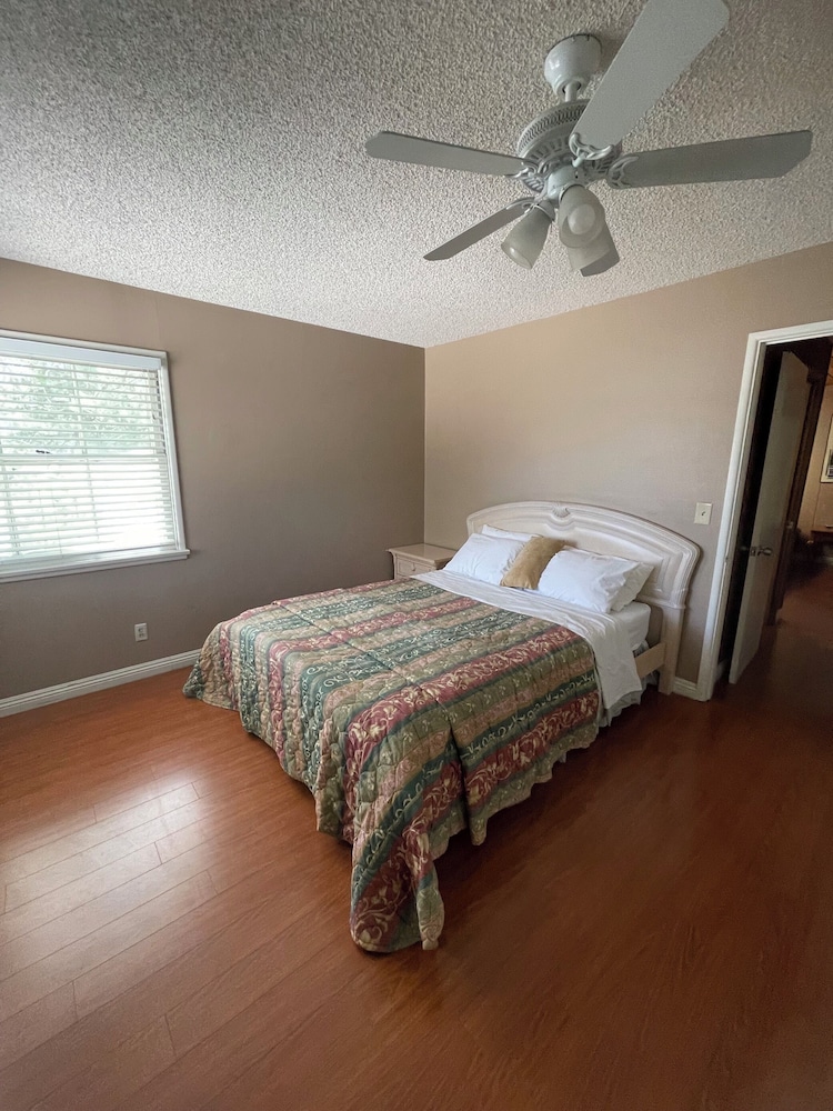 Cabin 10 - Deluxe 2 Bedrm 1 Queen 1 Twin photo 1