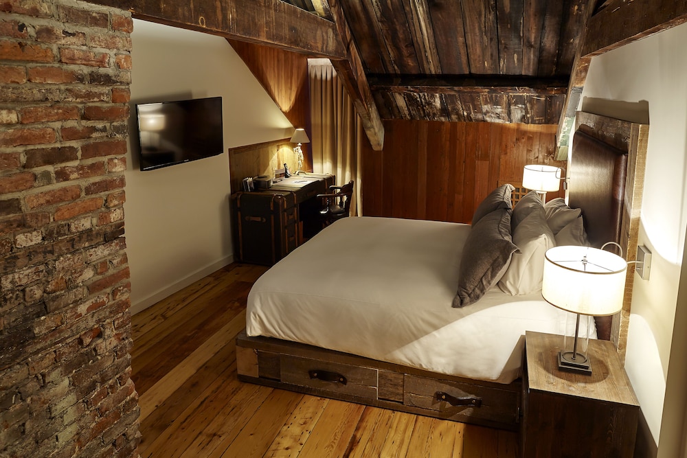 Suite - Photo 1