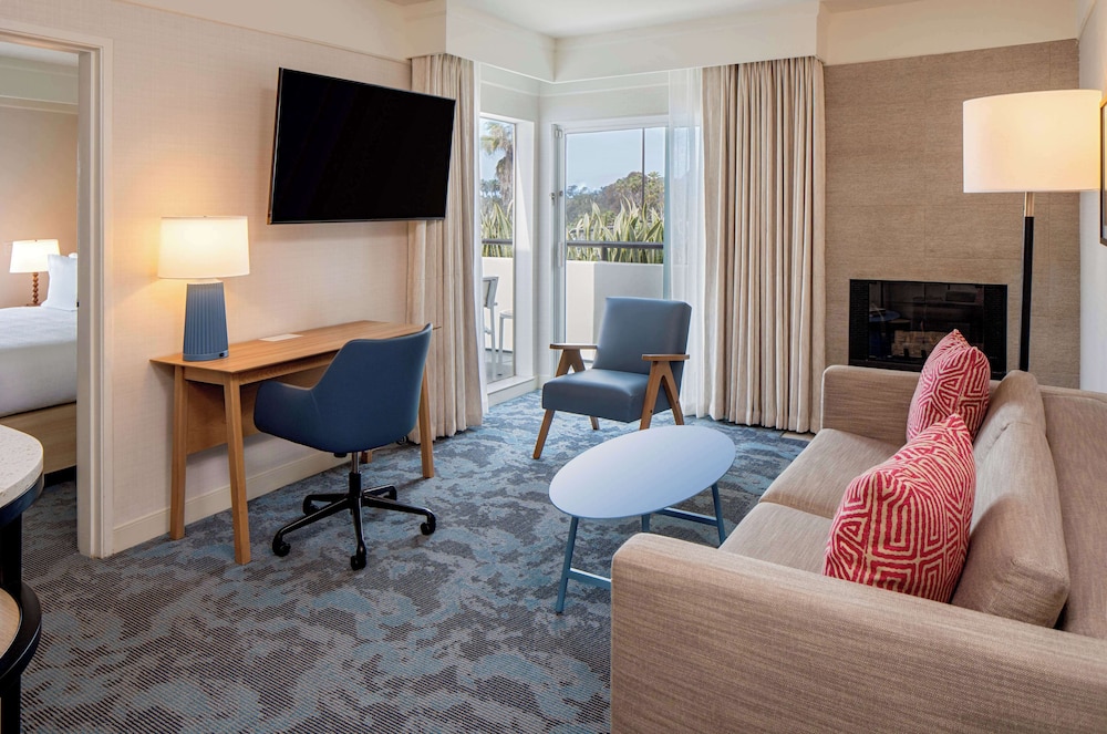 Suite, 1 King Bed, Balcony - Photo 3